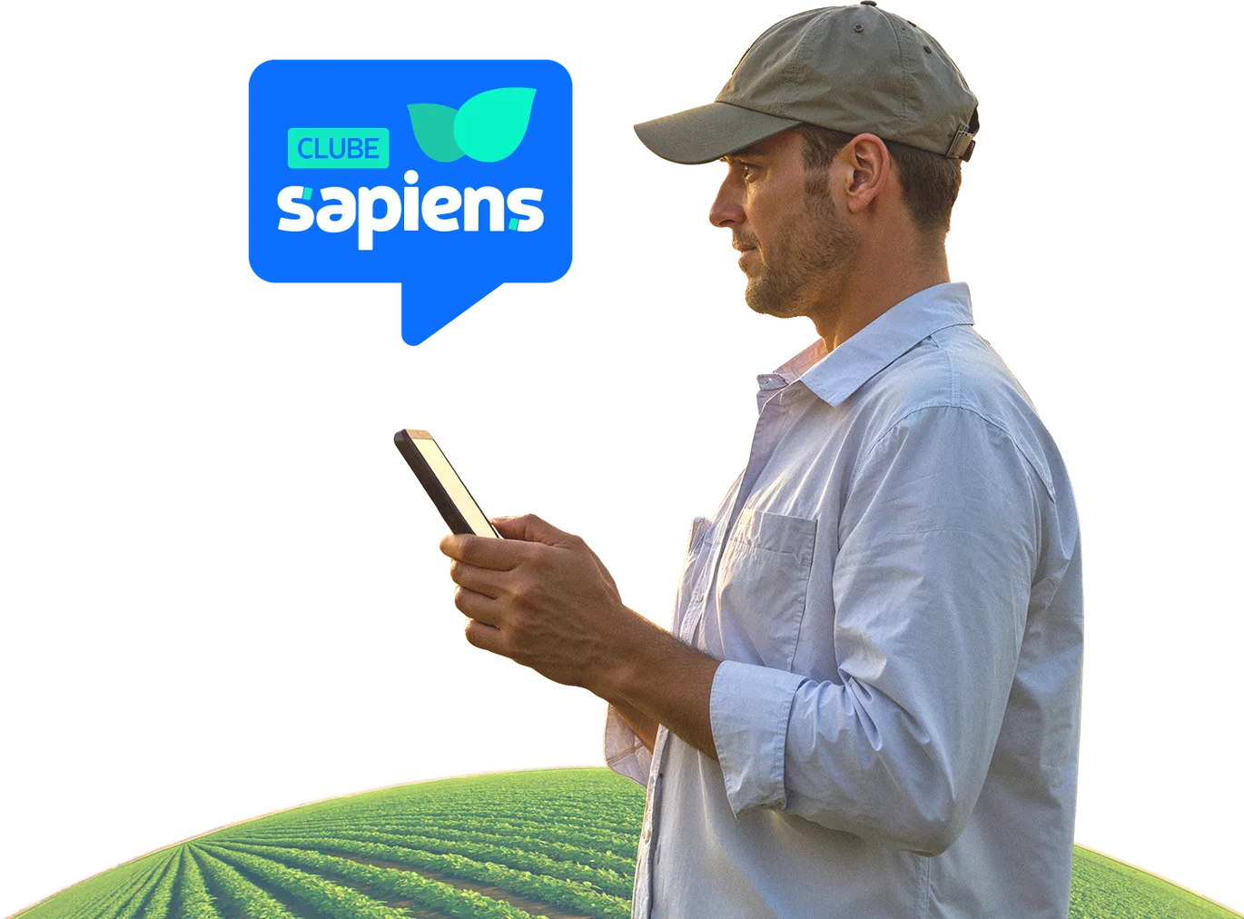 Produtor rural de boné consultando o celular em frente a uma lavoura, com o balão do Clube Sapiens ao lado